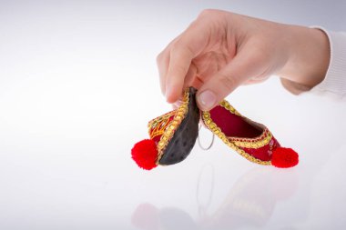 Geleneksel Türk el yapımı ayakkabı tutan el