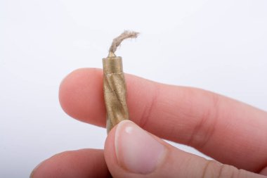 Beyaz bir arka plan üzerinde elinde mum sopa