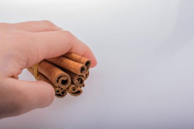 Beyaz arka plan üzerine yerleştirilen tarçın