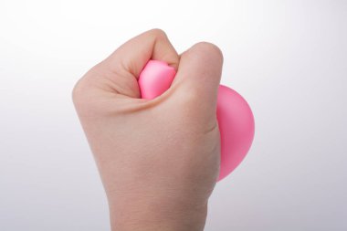 El ile pembe balon sıkma