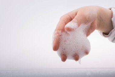 El yıkama köpüğü içinde çocuk