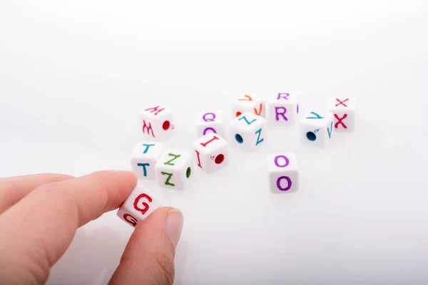 Cubos de letra alfabeto colorido na mão — Fotografia de Stock
