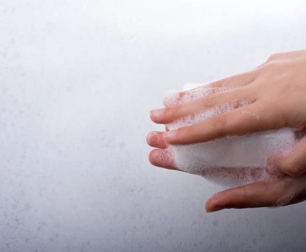 Gyerek kezet mosni szappannal — Stock Fotó
