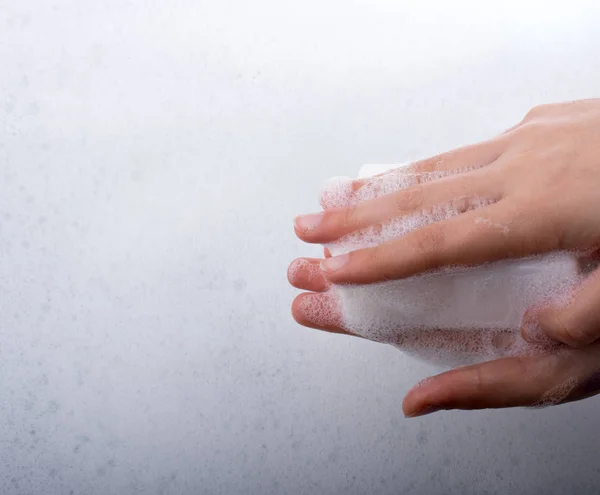 Crianças lavando as mãos com sabão — Fotografia de Stock