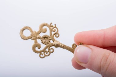 Bir retro tarzı altın renk anahtarı tutan çocuk el 