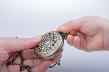 Retro tarzı cep saati beyaz arka plan üzerinde