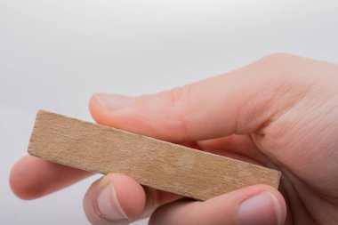 Ahşap yapı taşları ile oynayan çocuk