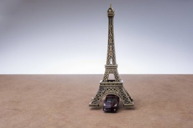 Küçük modeli Eiffel kuleleri ayarla