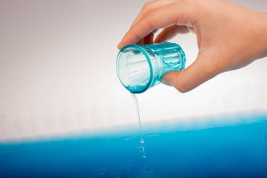 Su el cam dışında yağıyor