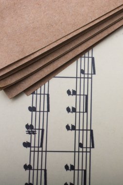 Nota kağıdına defter yerleştirilen