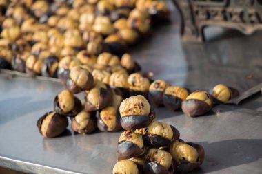 Satılık sıcak bir ateşte kavrulmuş organik kahverengi kestane