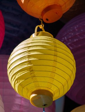 Renkli kağıt fener açık bir pazarda