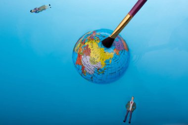 Fırça ve figürler yüzen ile küçük Küre 