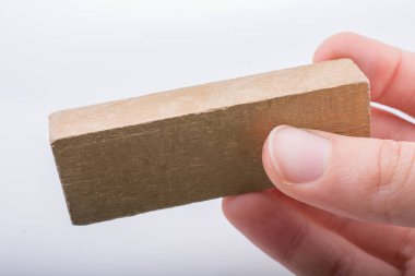 Ahşap yapı taşları ile oynayan çocuk