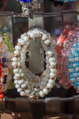  Çeşitli renk boncuk