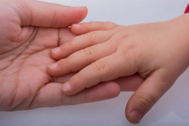 Çocuk ve kocaman elleri birlikte 