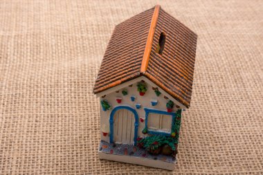 Kahverengi bir arka plan küçük modeli ev