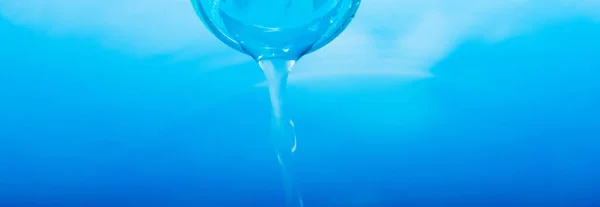 Wasser ergießt sich aus Glas — Stockfoto