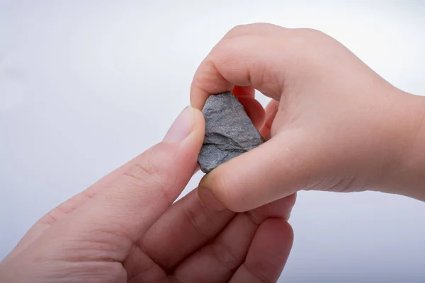 小さな石を手に持っている手 — ストック写真