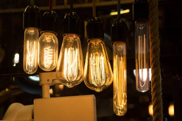 Декоративные антикварные лампы накаливания в стиле Эдисона — стоковое фото