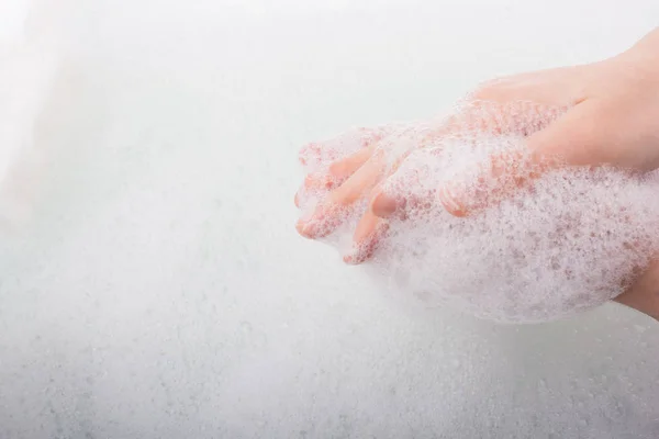 El yıkama köpüğü içinde çocuk — Stok fotoğraf