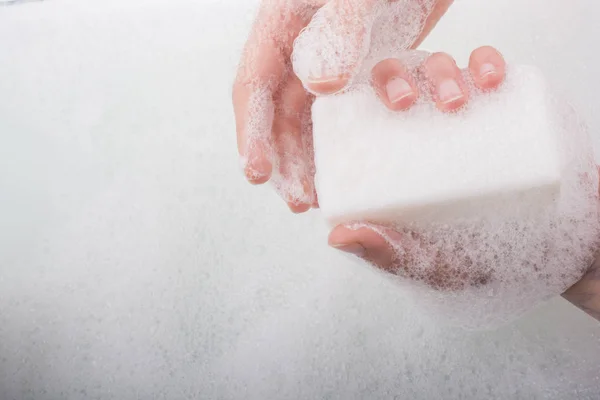 Çocuk ellerini sabunla yıkıyor.