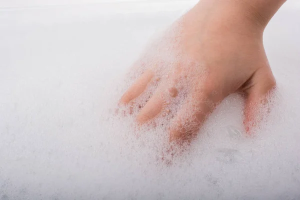 Crianças lavando as mãos em espuma — Fotografia de Stock