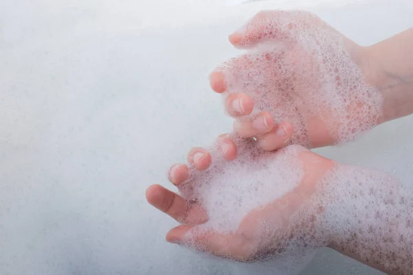 子の泡で手を洗う — ストック写真