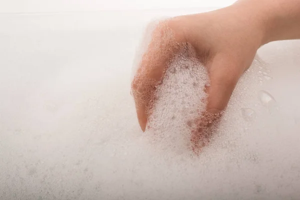 Kind wäscht sich die Hände in Schaum — Stockfoto