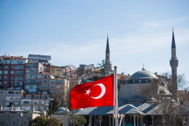 Bir ip ile bir minare sokakta Türk ulusal bayrak dayan