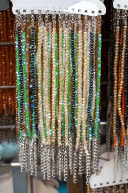 Çeşitli renkteki dua eden boncuk ayarla