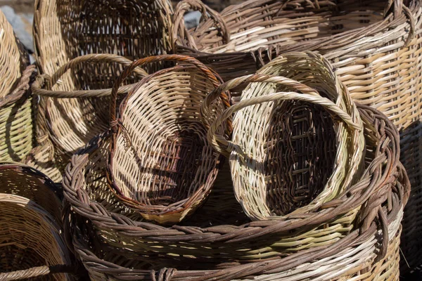 Lege rieten manden te koop in een marktplaats — Stockfoto