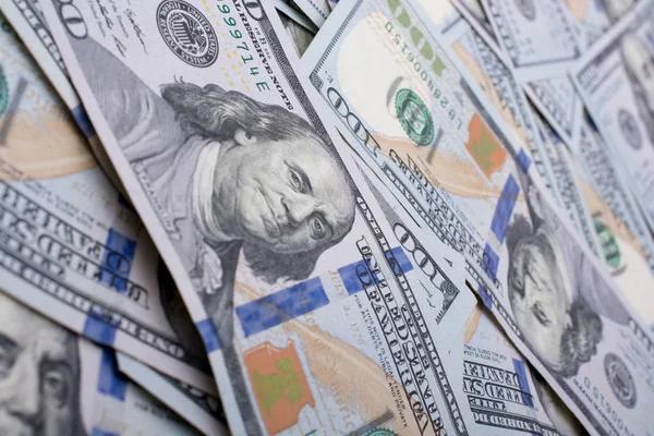 Банкноты доллара США разбросанные вокруг — стоковое фото