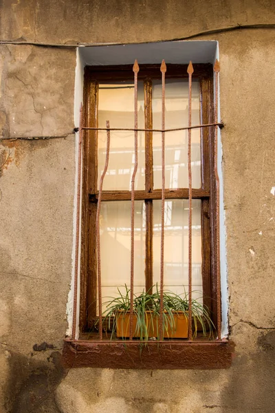 Alte Fensterarchitektur aus den Ruinen von Istanbul — Stockfoto