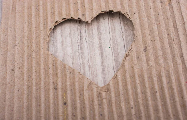 Corte en forma de corazón de un cartón —  Fotos de Stock