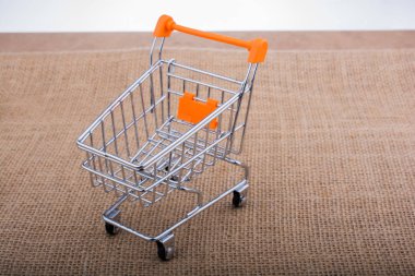 Tuval arka plan üzerinde alışveriş sepeti