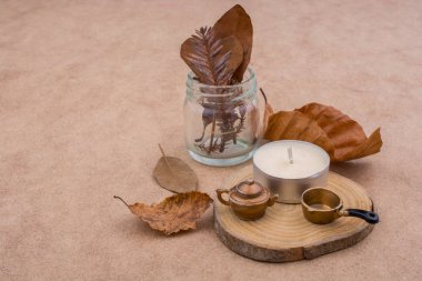 Kahverengi zemin şişelerde kuru yapraklar