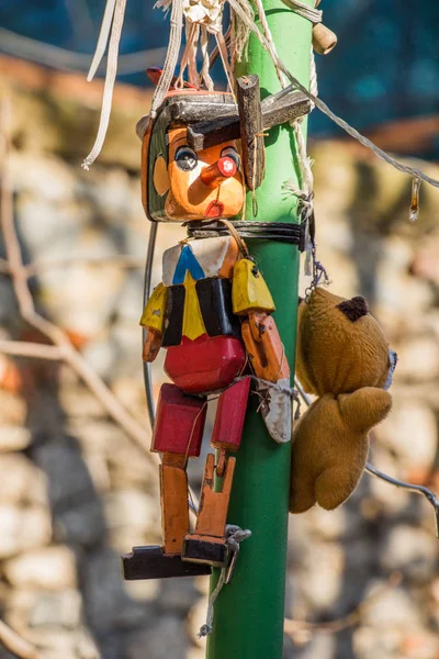 Muñeca de madera de Pinocho con la nariz larga — Foto de Stock