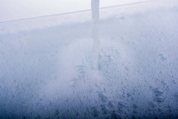 Agua cubierta con espuma de champú —  Fotos de Stock