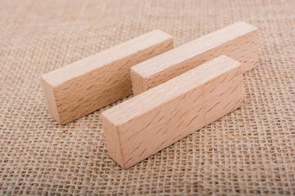 Domino de madera sobre lienzo de lino — Foto de Stock