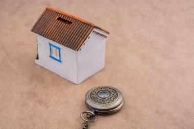 Küçük modeli ev ve bir cep saati 