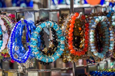  Çeşitli renk boncuk