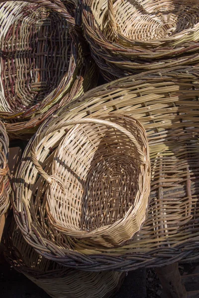 Prázdné proutěné košíky na prodej na trhu místo — Stock fotografie