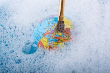 Dünya üstüne yerleştirilen boya fırçası