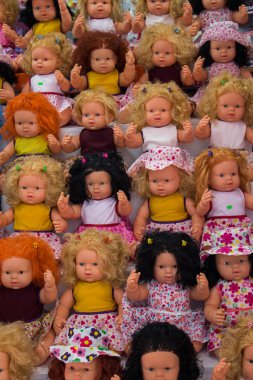 güzel bebek çeşitli giysiler ile kümesi