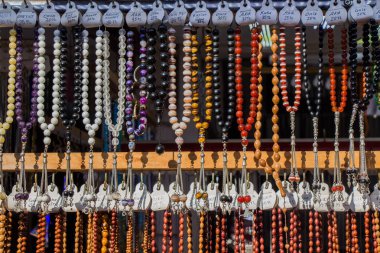 Çeşitli renkteki dua eden boncuk ayarla