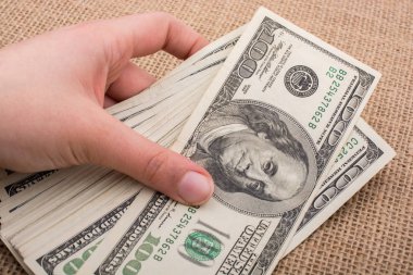 Elinde bir tomar para var.