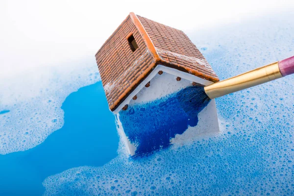 Casa modelo y pincel de pintura en agua espumosa —  Fotos de Stock