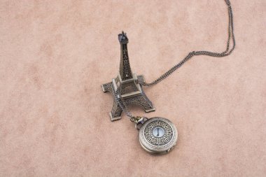 Küçük modeli Eyfel Kulesi ve bir cep saati 