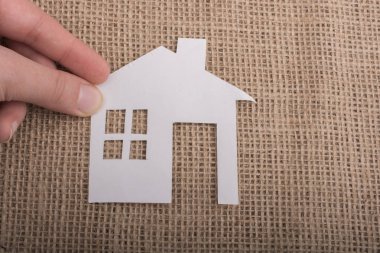 Kahverengi bir arka plan küçük kağıt modeli ev